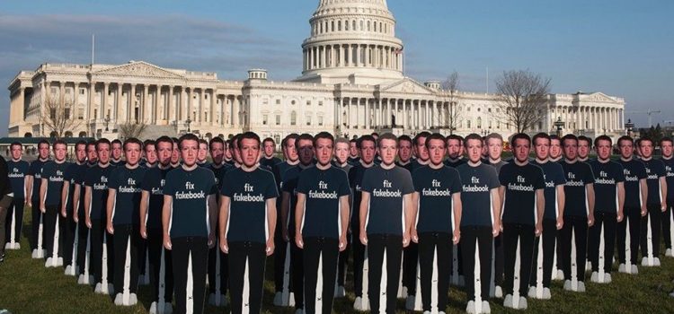 La protesta di Avaaz contro Mark Zuckerberg di fronte a Capitol Hill
